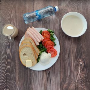 Dieta podstawowa Płatki jęczmienna na mleku Chleb mieszany pszenno-żytni Masło extra Jajko w sosie tatarskim Filet zapiekany drobiowy Pomidor Woda mineralna Kawa zbożowa z mlekiem Roszponka